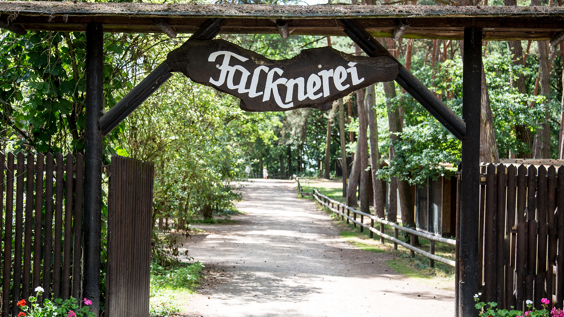 Eingang zur Falknerei im Wildpark Gangelt